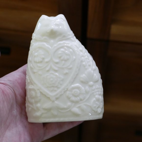 SOLD Porcelain Folk Art Floral Cat Figurine Flowers Heart Relief Embossed Gift - Picture 6 of 6